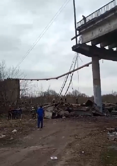 Hiện trường sập cầu vượt ở Nga, nhiều người thương vong - Hình 4 Hien truong sap cau vuot o Nga, nhieu nguoi thuong vong-Hinh-4