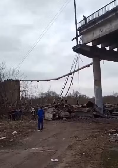 Hien truong sap cau vuot o Nga, nhieu nguoi thuong vong-Hinh-4