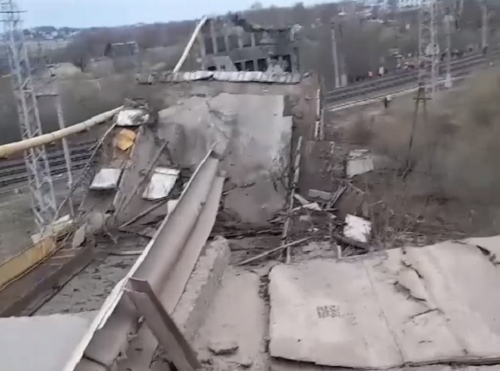 Hiện trường sập cầu vượt ở Nga, nhiều người thương vong - Hình 2 Hien truong sap cau vuot o Nga, nhieu nguoi thuong vong-Hinh-2