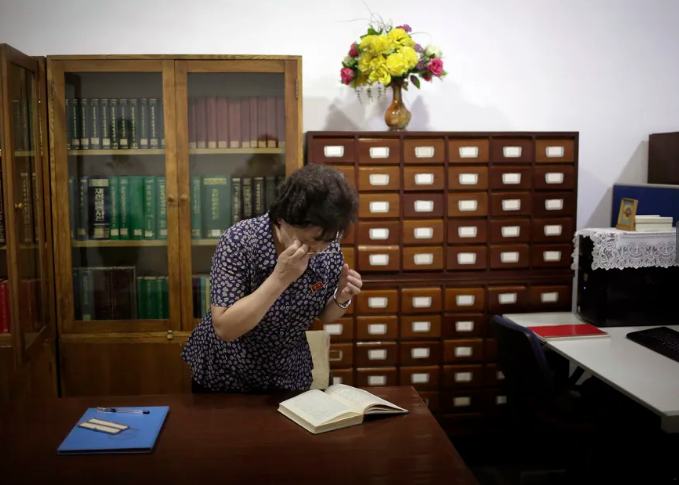 Một nhân viên làm việc tại Đại học đường nhân dân Triều Tiên, thư viện quốc gia lớn nhất nước này, ngày 24/7/2017.