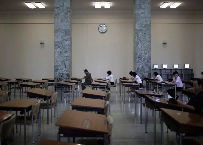 Người dân đọc sách tại Đại học đường nhân dân Triều Tiên ngày 24/7/2017. Thư viện này nằm ở Quảng trường Kim Nhật Thành.