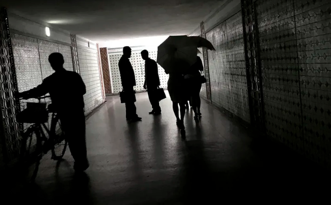 Người dân đi bộ qua đường hầm ở trung tâm thủ đô Bình Nhưỡng ngày 16/6/2017.