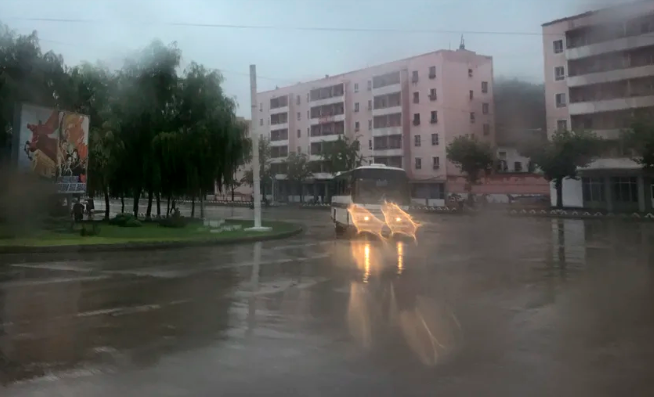 Chiếc xe buýt được nhìn thấy di chuyển trên đường phố ở Wonsan trong một ngày mưa năm 2017 