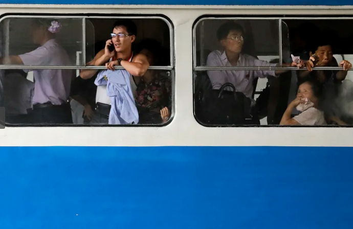 Những hành khách trên xe điện trở về nhà sau một ngày làm việc ở trung tâm Bình Nhưỡng ngày 28/7/2017.