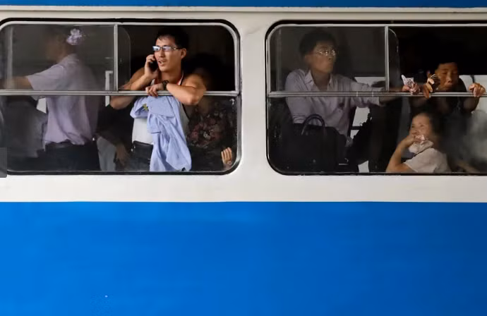 Những hành khách trên xe điện trở về nhà sau một ngày làm việc ở trung tâm Bình Nhưỡng ngày 28/7/2017.