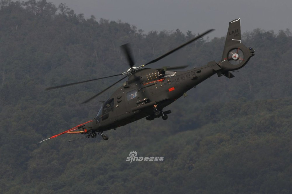 Cũng tại ADEX-2019, một loạt các loại trực thăng, máy bay không người lái khác do Hàn Quốc tự cải biên, phát triển cũng được mang ra trưng bày. Nguồn ảnh: Sina.