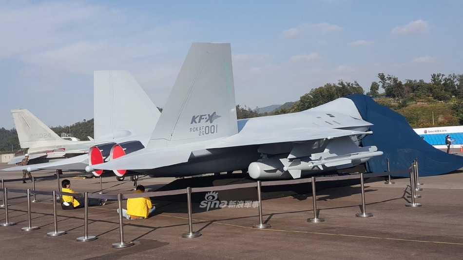 Đây là loại tiêm kích thế hệ năm mang tên KF-X do Hàn Quốc tự nghiên cứu và hoàn thiện. Tuy nhiên phiên bản được trưng bày tại triển lãm chỉ là mô hình với tỷ lệ 1:1 và không thể bay được. Nguồn ảnh: Sina.