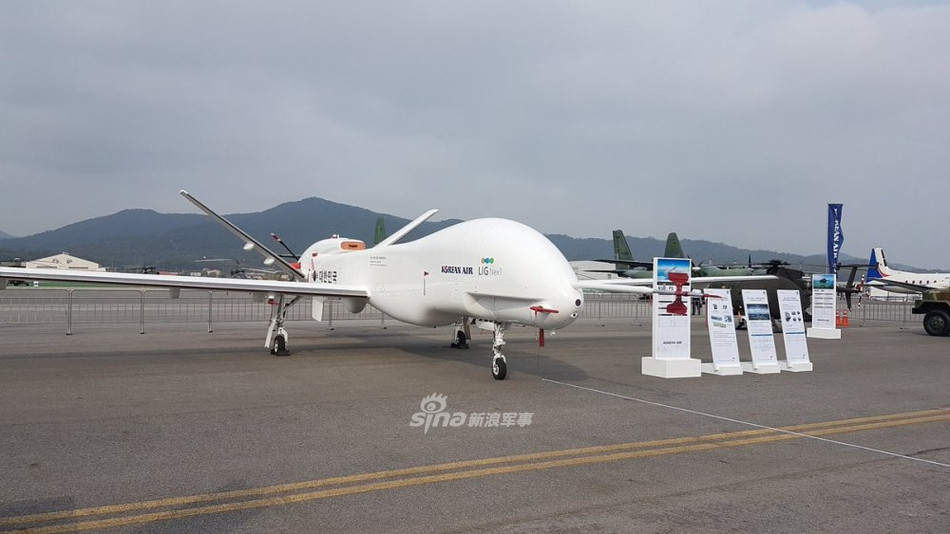 Một máy bay không người lái được Hàn Quốc trưng bày trong khuôn viên của triển lãm. Nguồn ảnh: Sina.