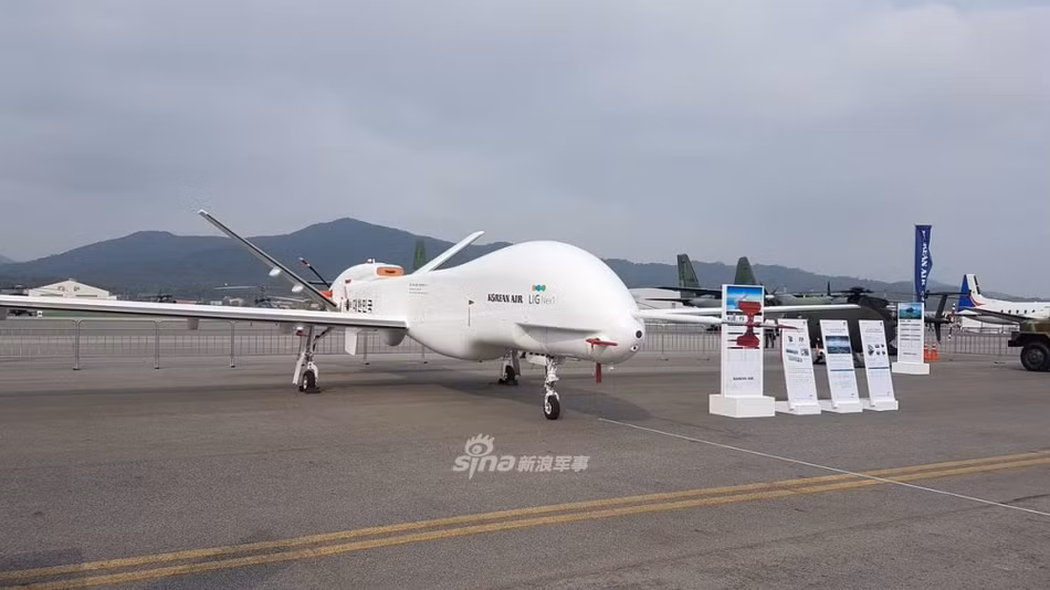 Một máy bay không người lái được Hàn Quốc trưng bày trong khuôn viên của triển lãm. Nguồn ảnh: Sina.