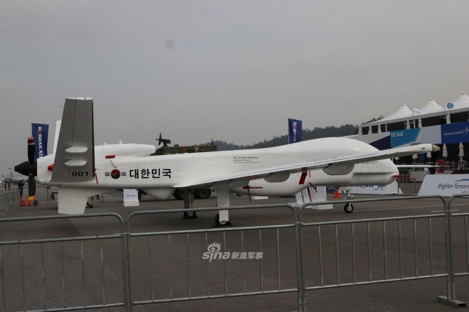 Triển lãm cũng là cơ hội để Hàn Quốc phô chương sức mạnh quân sự của mình với những dự án chiến đấu cơ, máy bay không người lái đời mới cực kỳ hiện đại do nước này phát triển độc lập. Nguồn ảnh: Sina.