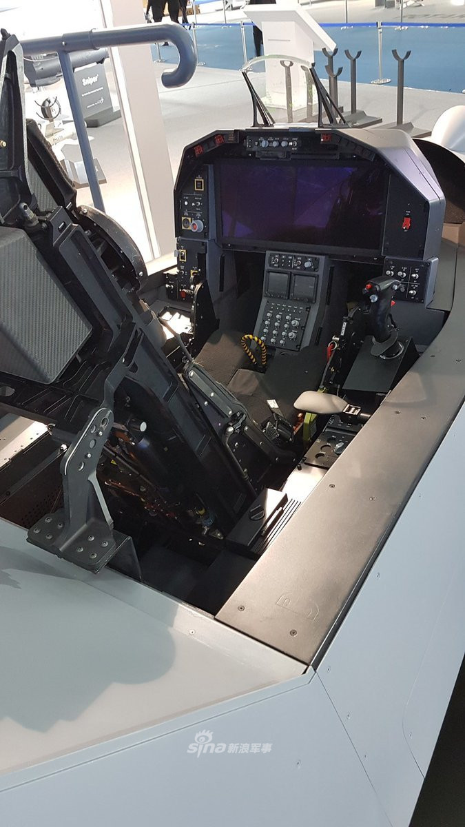 Có giá dự kiến khoảng 50 triệu USD cho mỗi chiếc, đây hứa hẹn là một dự án cực kỳ tiềm năng. Theo kế hoạch, năm 2021 bản thử nghiệm đầu tiên của tiêm kích KF-X sẽ được ra đời, năm 2022 sẽ bay thử chuyến đầu tiên và tới năm 2032, ít nhất 120 chiếc sẽ được ra đời. Phái đoàn quân sự cấp cao Việt Nam đã quan sát kỹ chiếc tiêm kích đặc biệt trên và được phía bạn giới thiệu chi tiết về tính năng kỹ chiến thuật của chiếc tiêm kích này. Tuy nhiên để tiến tới đặt mua thì vẫn còn một chặng đường dài khi đối thủ của KF-X là Su-57 tỏ ra quá mạnh.Nguồn ảnh: Sina.