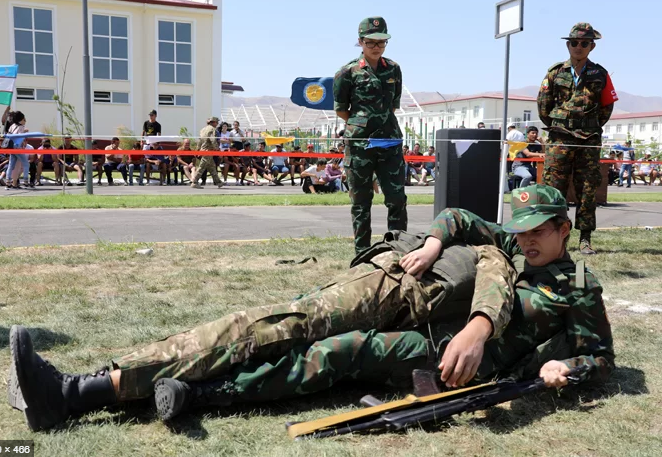 Một nữ quân y của Việt Nam tham gia hạng mục quân y cứu thương trong Army Games 2019 vất vả với "diễn viên đóng thế" nặng gần 100kg được nước bạn cung cấp. Nguồn ảnh: Flickr.