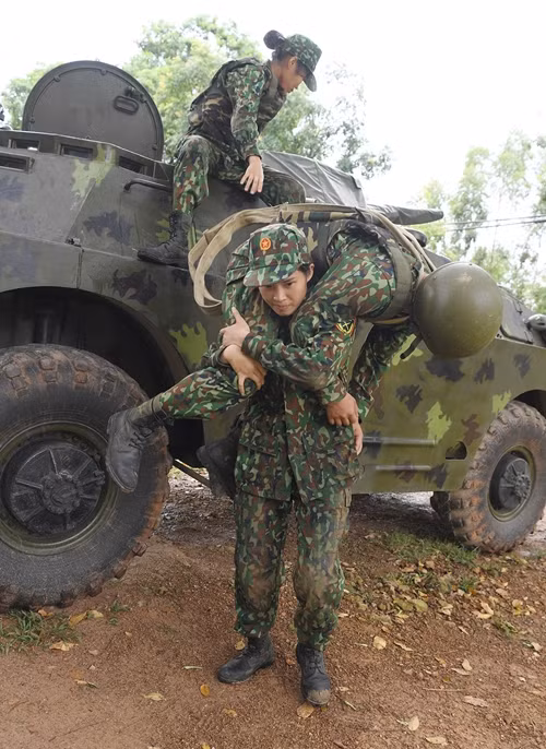 Ở hạng mục quân y cứu thương, nếu Việt Nam trở thành quốc gia đăng cai, những nữ quân y tham gia phần thi này sẽ không còn phải... vác những diễn viên đóng thế nặng tới 90 kg như lần thi đấu trước đây ở châu Âu. Nguồn ảnh: Flickr.