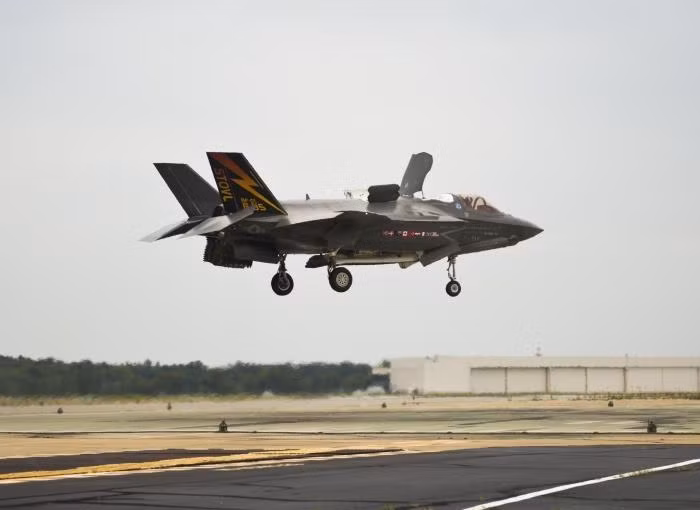 Với tiêm kích F-35B, Hải quân Hoàng gia Anh khẳng định kể cả khi mang đầy đủ 10 tấn vũ khí treo dưới hai cánh máy bay, khả năng cất cánh trên đường băng ngắn và hạ cánh thẳng đứng của nó vẫn không bị ảnh hưởng. Nguồn ảnh: Pinterest.
