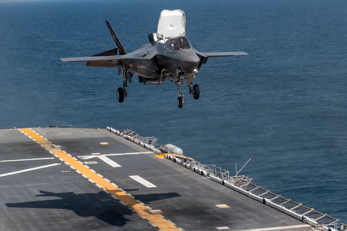 "Chế độ quái thú" là khi các chiến đấu cơ F-35 vứt bỏ hoàn toàn khả năng tàng hình của mình để treo đầy vũ khí dưới hai cánh, cho phép nó có khả năng tấn công tối đa nhất có thể. Nguồn ảnh: Pinterest.