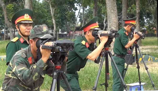 Một trong những tính năng quan trọng nhất là khả năng đo xa bằng laser được trang bị cùng với hệ thống ốm nhòm. Khả năng đo xa của JIM LR nằm trong khoảng từ 10 mét tới 10 km - nghĩa là tương thích với tầm bắn của nhiều loại pháo đang được chúng ta sử dụng trong biên chế. Nguồn ảnh: QPVN.