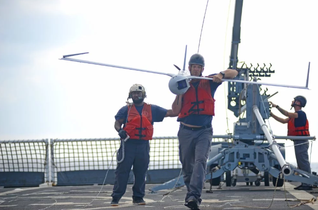 USCGC Stratton được trang bị một sàn đỗ trực thăng và mang theo được nhiều loại thiết bị bay không người lái, máy bay điều khiển từ xa hay thậm chí là cả tàu ngầm không người lái. Nguồn ảnh: QQ.