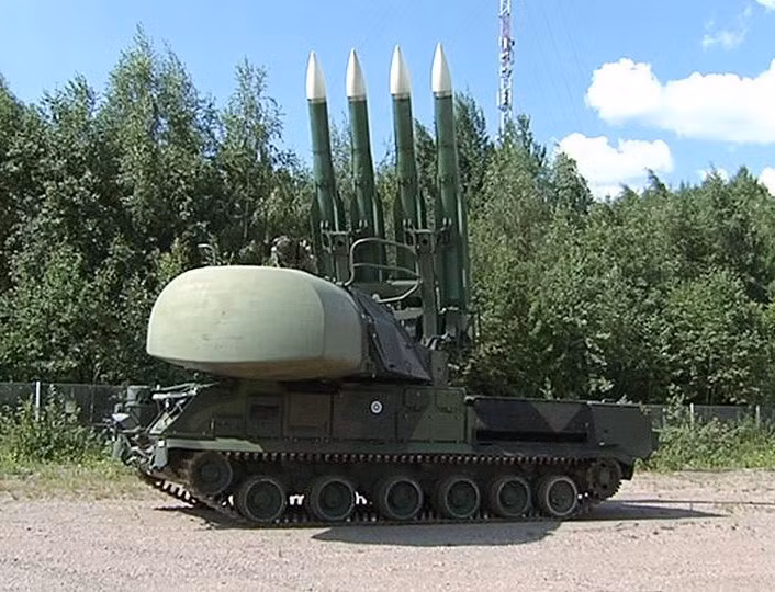 Thứ hai Nga cũng đang có các hệ thống tác chiến điện tử cực mạnh, vì vậy họ có thể dễ dàng gây nhiễu hệ thống đánh chặn Buk-M1 vốn ra đời đã lâu.