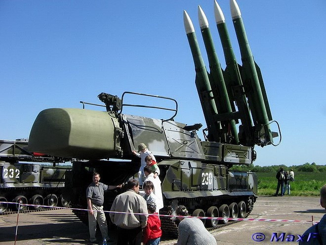 Xe mang phóng tự hành trang bị radar (TELAR) 9A310M1 của Buk-M1 sử dụng radar dẫn đường và nhận dạng mục tiêu nâng cấp, giúp tăng cự ly hoạt động thêm 25 - 30% so với phiên bản tiền nhiệm.