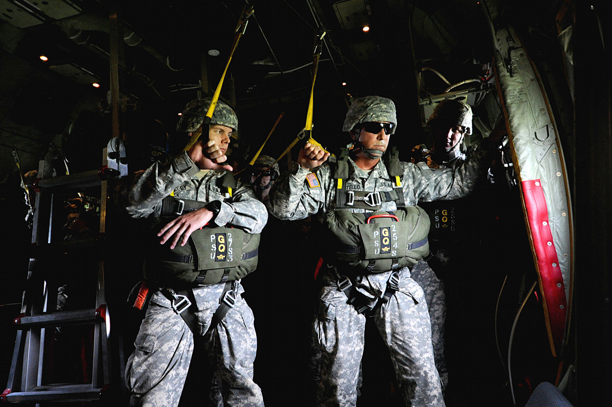 Đêm qua ngày 3/10/2019 theo giờ Việt Nam, quân đội Mỹ đã tiến hành huấn luyện nhảy dù đổ bộ đêm. Tuy nhiên do lỗi xác định vị trí của phi công, bài huấn luyện đã trở thành thảm hoạ. Nguồn ảnh: BI.