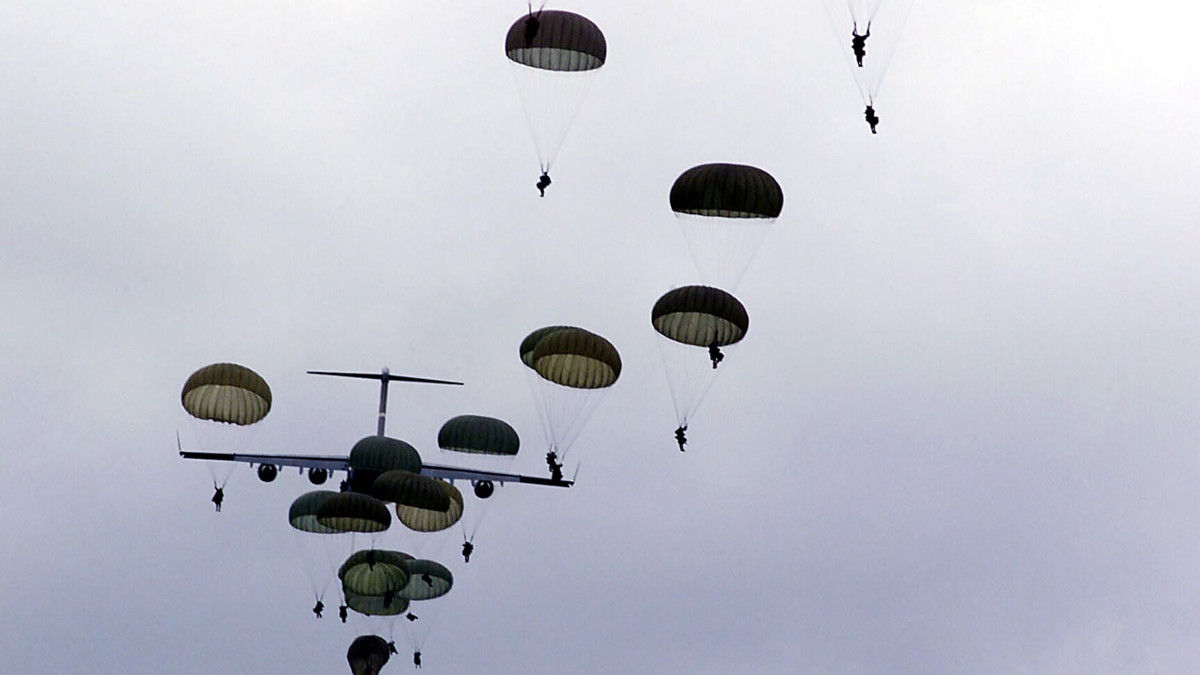 Nhiều quân nhân Mỹ cũng lo ngại, họ phải mang theo hàng chục kilogram thiết bị trên người và trong trường hợp bị thả nhầm xuống sông hoặc hồ, hậu quả có thể sẽ còn kinh hoàng hơn rất nhiều. Nguồn ảnh: BI.