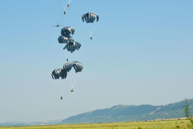 Truyền thông Mỹ cho biết, việc máy bay chở lính dù bay nhầm địa điểm, xác định nhầm toạ độ là việc "xảy ra như cơm bữa" trong những cuộc tập trận của lính dù Mỹ. Nguồn ảnh: BI.