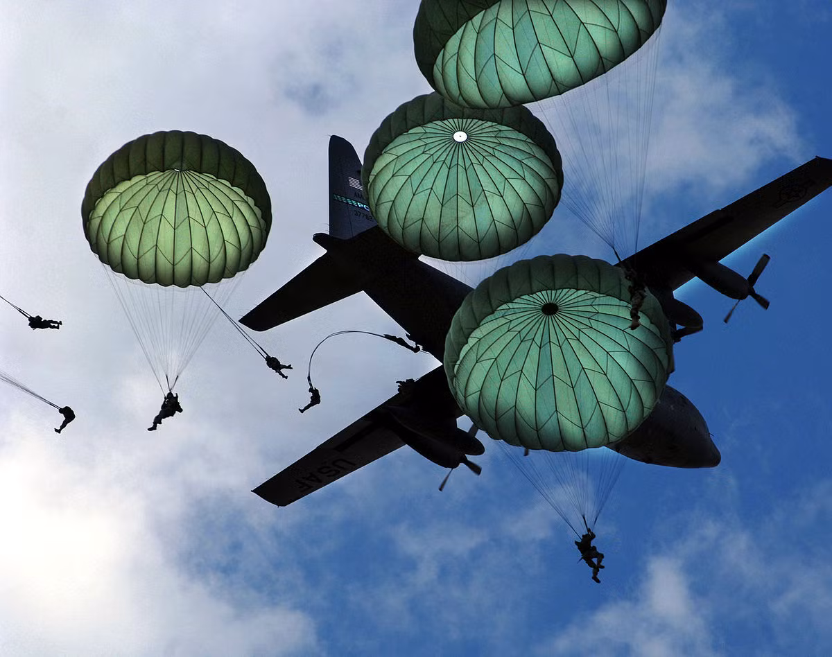 Theo báo cáo sơ bộ được quân đội Mỹ công bố, ít nhất 32 lính dù đã bị thương trong đó có 18 người phải được chuyển tới bệnh viện. Trong số những nạn nhân được chuyển tới bệnh viện, một vài người thậm chí còn bị gẫy xương, bất tỉnh,... Các binh sĩ gặp phải tai nạn hy hữu này đến từ Đội Chiến đấu Lữ đoàn Bộ binh 4 (Dù), Sư đoàn Bộ binh 25, đóng quân tại căn cứ Elmendorf-Richardson, Alaska. Nguồn ảnh: BI.