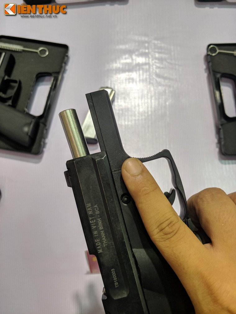 Tuy nhiên xét về tổng thể, cả hai khẩu súng đều khá gọn nhẹ, phù hợp với người Việt Nam hơn những loại súng ngắn hỗ trợ khác do nước ngoài sản xuất.