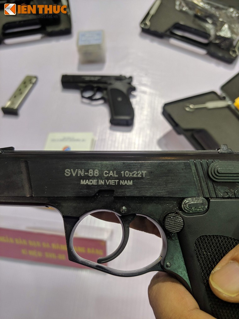 Súng có trọng lượng 570 gram với chiều dài 160mm và chiều cao 115mm. Ảnh: Thân súng dập chi tiết tên súng, loại đạn và dòng chữ "Made in Viet Nam".