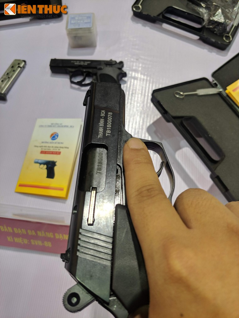 Mặt phải súng có tên của công ty chế tạo - Công ty TNHH MTV Thanh Bình – BCA. là doanh nghiệp an ninh trực thuộc Cục Công nghiệp An ninh (H08), Bộ Công an kèm theo đó là số súng.