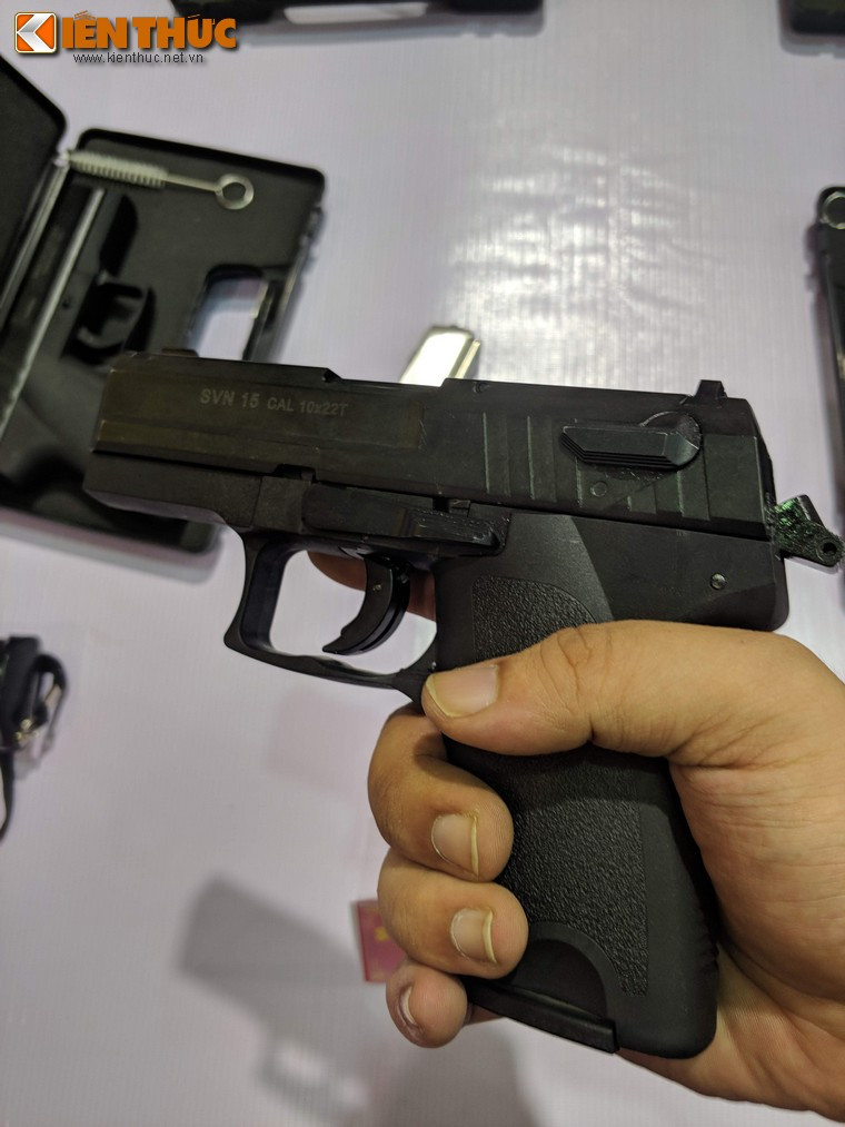 Ngoài ra, còn có một mẫu súng ngắn khác mang tên SVN-15 cũng được Bộ Công An trưng bày trong triển lãm DSE 2019.