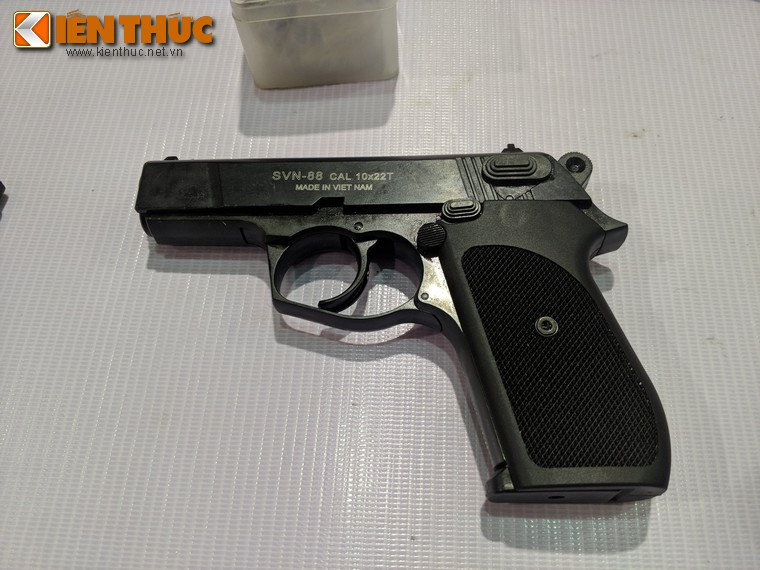 Đầu tiên là mẫu súng ngắn SVN-88. Loại súng này được Bộ Công An giới thiệu là công cụ hỗ trợ để uy hiếp, trấn áp tội phạm.