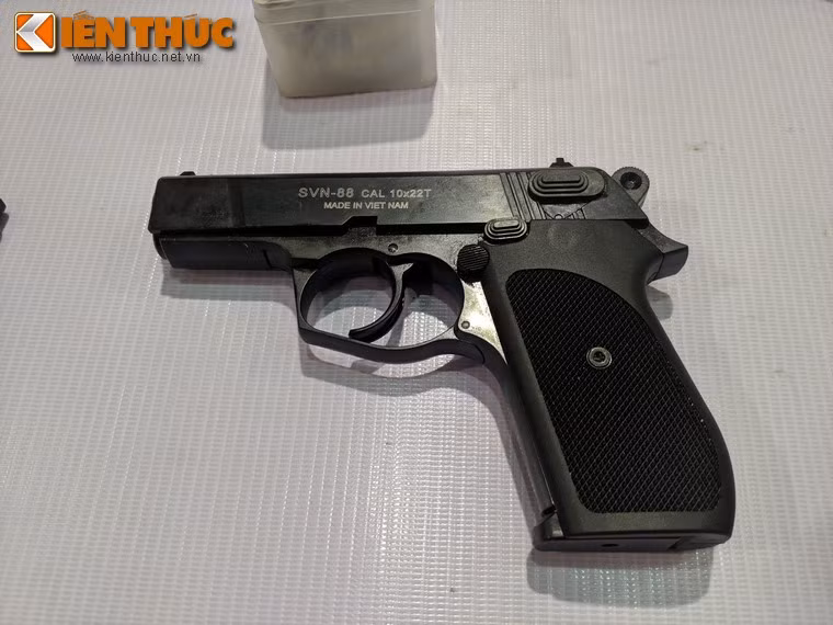 Đầu tiên là mẫu súng ngắn SVN-88. Loại súng này được Bộ Công An giới thiệu là công cụ hỗ trợ để uy hiếp, trấn áp tội phạm.
