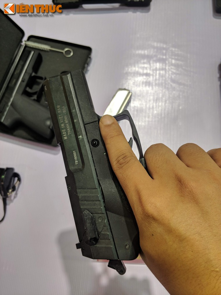 Cả hai mẫu súng này đều sử dụng cỡ đạn 0,22 inch tương đương 5,6mm với chiều dài viên đạn là 10mm.