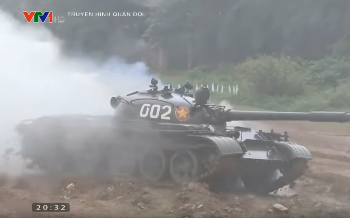 Một trong những bài huấn luyện đặc biệt quan trọng nữa của lực lượng tăng thiết giáp đó là phối hợp với bộ binh tùng thiết để cơ động, đánh cửa mở. Nguồn ảnh: VTV1.