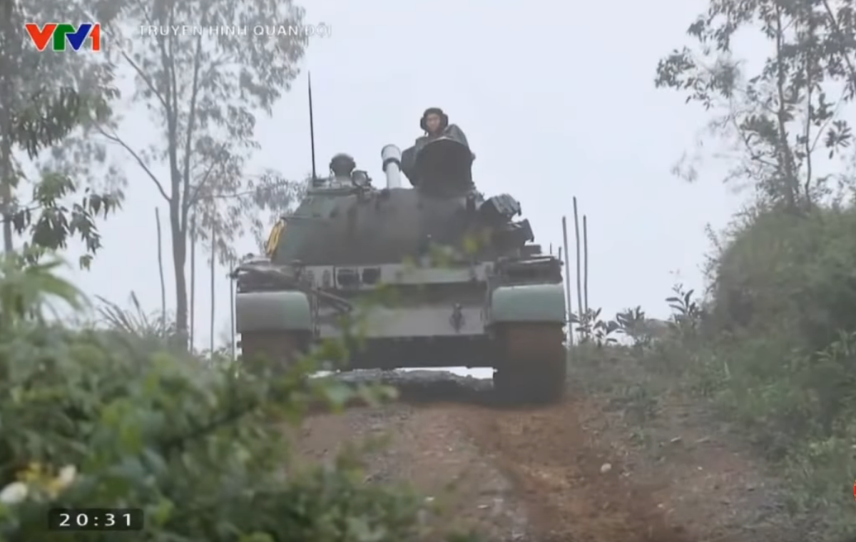 Một trong những bài tập không thể thiếu được của lực lượng tăng thiết giáp đó là cơ động trên nhiều kiểu địa hình, trong nhiều kiểu thời tiết khác nhau. Nguồn ảnh: VTV1.