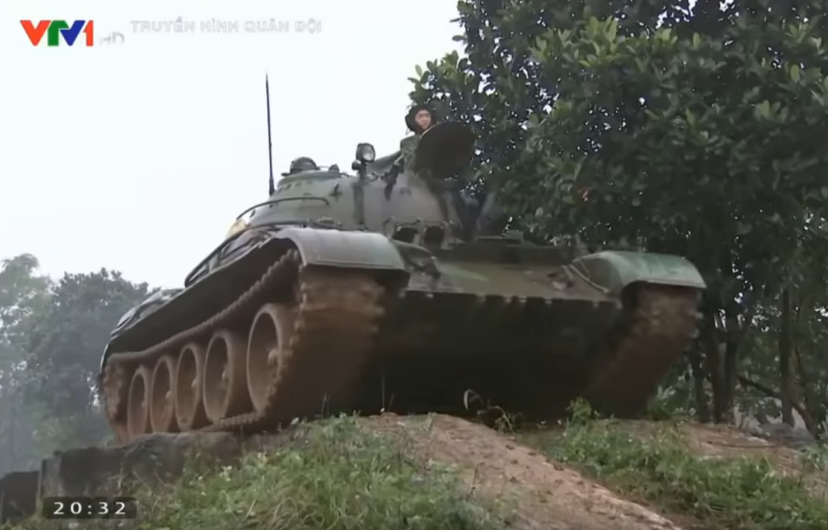 Đặc biệt trong những môi trường có địa hình phức tạp, đường nhỏ hẹp và có nhiều vật cản, quá trình cơ động của xe tăng phải đảm bảo an toàn cho kíp lái cũng như cho khí tài nhưng vẫn phải giữ thời gian cơ động ở mức thấp nhất có thể. Nguồn ảnh: VTV1.