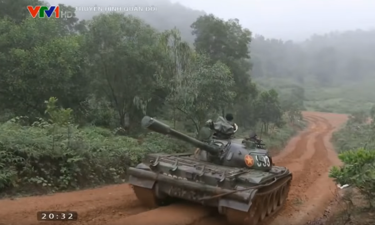 Do lái xe tăng có tầm nhìn rất kém, người "tài xế" cần kết hợp nhuần nhuyễn những kỹ thuật cá nhân, cảm giác lái của chính mình cùng với những chỉ dẫn, ám hiệu của trưởng xa - người có vị trí ngồi trên nóc tháp pháo với tầm nhìn bao quát hơn. Nguồn ảnh: VTV1.