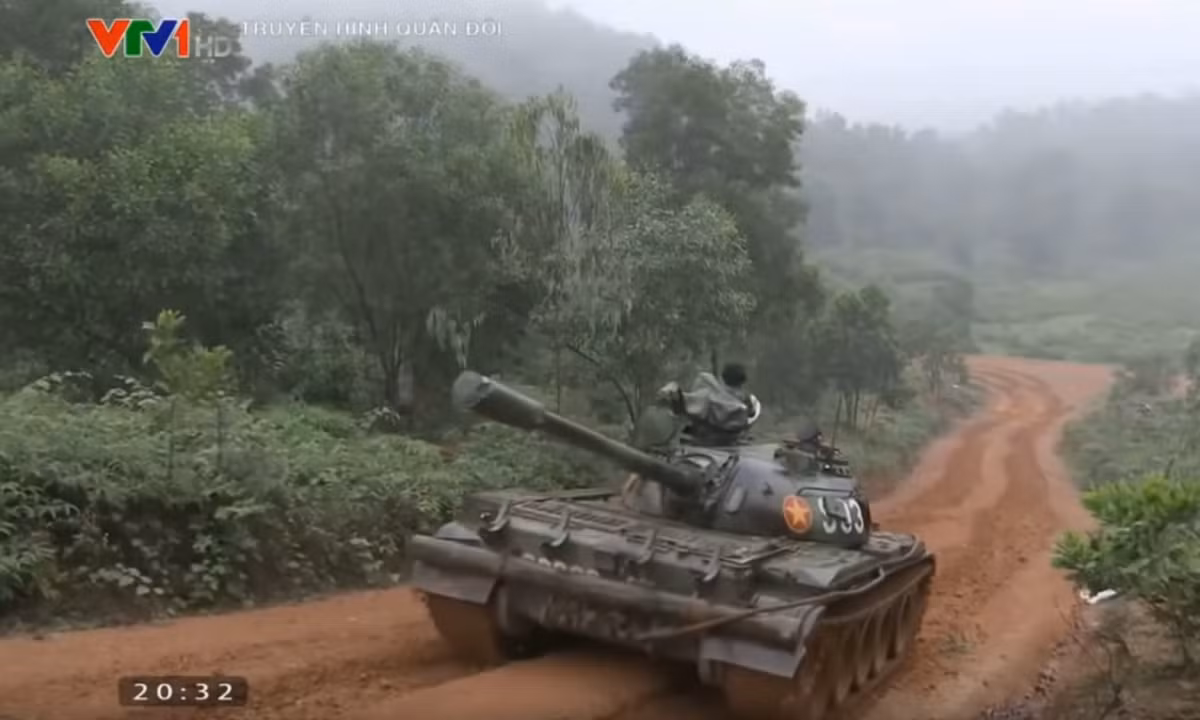 Do lái xe tăng có tầm nhìn rất kém, người "tài xế" cần kết hợp nhuần nhuyễn những kỹ thuật cá nhân, cảm giác lái của chính mình cùng với những chỉ dẫn, ám hiệu của trưởng xa - người có vị trí ngồi trên nóc tháp pháo với tầm nhìn bao quát hơn. Nguồn ảnh: VTV1.