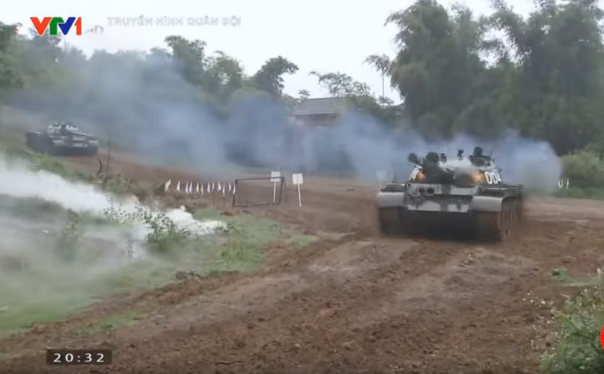 Trong những màn tấn công cửa mở, các xe tăng này sẽ trở thành lá chắn sống cho bộ binh tiến công, di chuyển phía sau và cũng là công cụ hút hoả lực địch hiệu quả, giúp các mũi tiến công khác thu hẹp khoảng cách, đánh bật các cụm hoả lực của đối phương. Nguồn ảnh: VTV1.