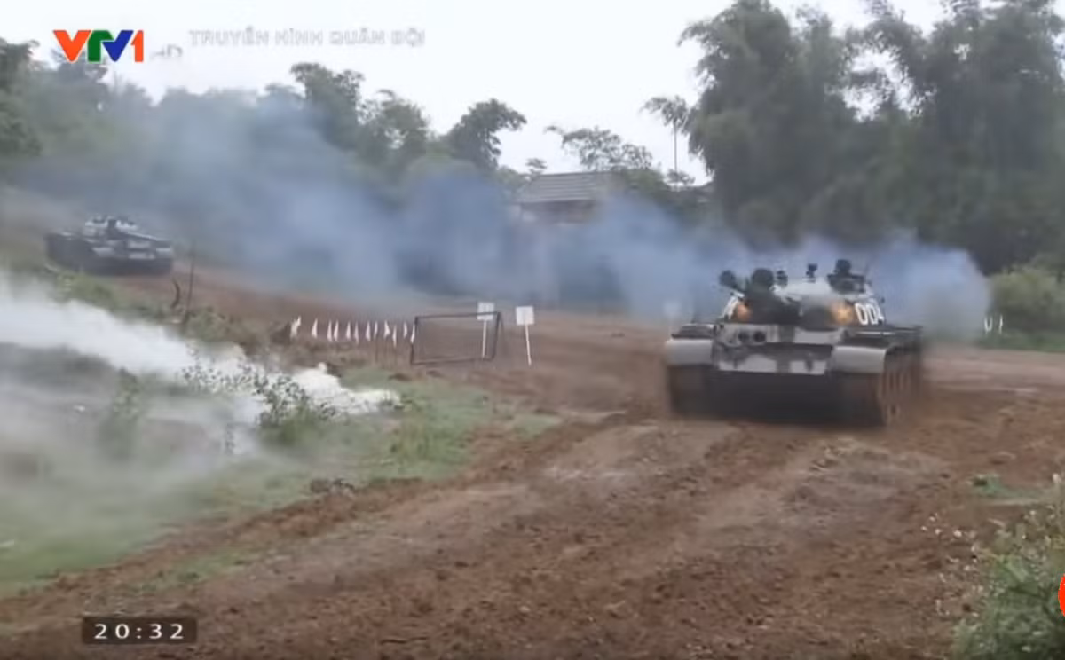 Trong những màn tấn công cửa mở, các xe tăng này sẽ trở thành lá chắn sống cho bộ binh tiến công, di chuyển phía sau và cũng là công cụ hút hoả lực địch hiệu quả, giúp các mũi tiến công khác thu hẹp khoảng cách, đánh bật các cụm hoả lực của đối phương. Nguồn ảnh: VTV1.
