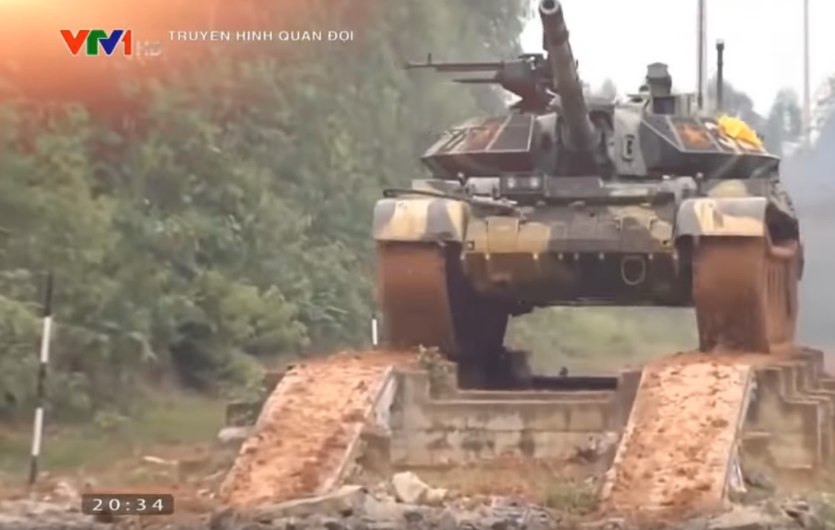 Việc tự nâng cấp được cho các xe tằng T-54/55 này sẽ giúp chúng ta tiết kiệm được một khoản chi phí rất lớn nhưng vẫn đáp ứng được số lượng xe tăng trực chiến và yêu cầu của chiến trường hiện đại khi nổ ra chiến tranh quy mô lớn. Nguồn ảnh: VTV1.