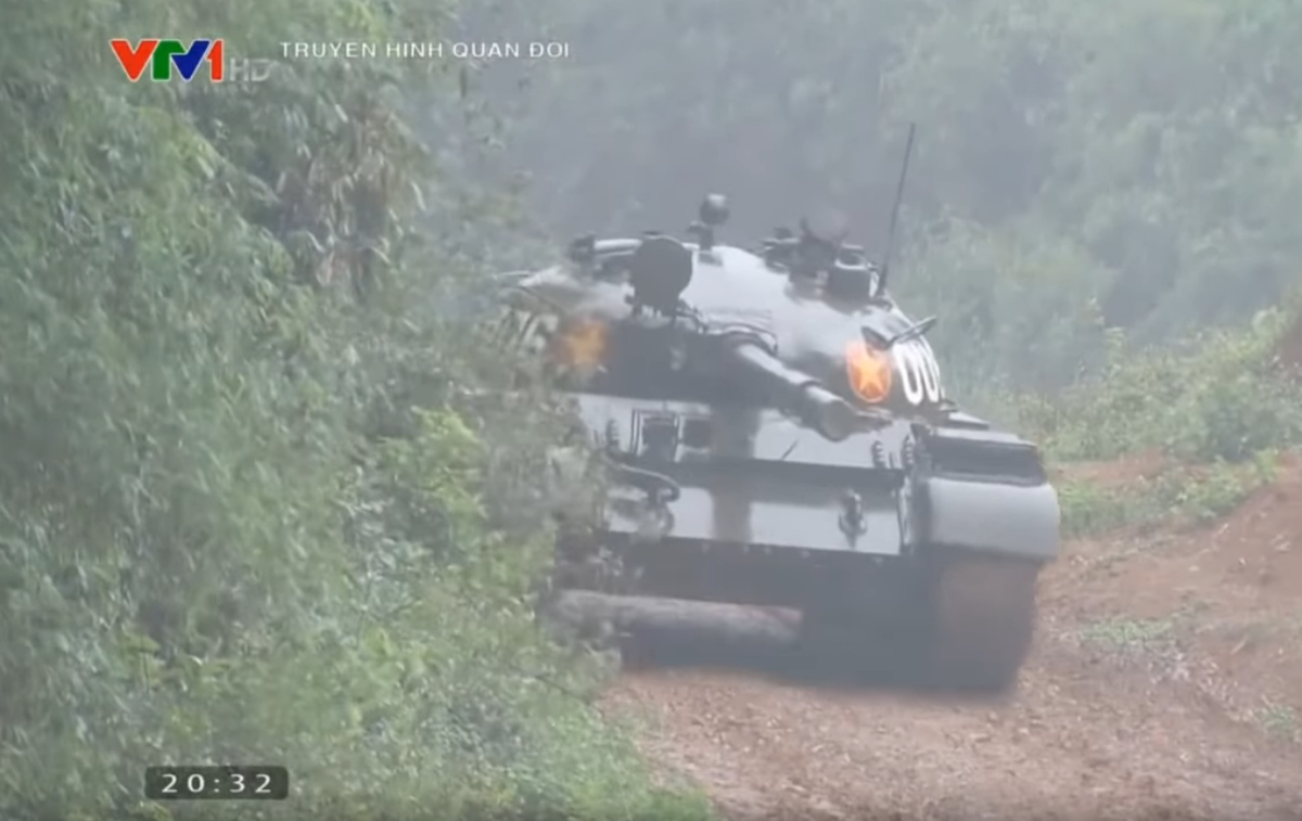 Loại xe tăng T-54/55 hay Type 59 có trọng lượng khoảng 39,7 tấn nên khi cơ động trong điều kiện địa hình xấu như bùn lầy hay đầm lầy sẽ có khả năng vượt địa hình tốt hơn các xe tăng đời mới hiện nay - vốn nhẹ nhàng nhất cũng nặng trên 45 tấn. Nguồn ảnh: VTV1.