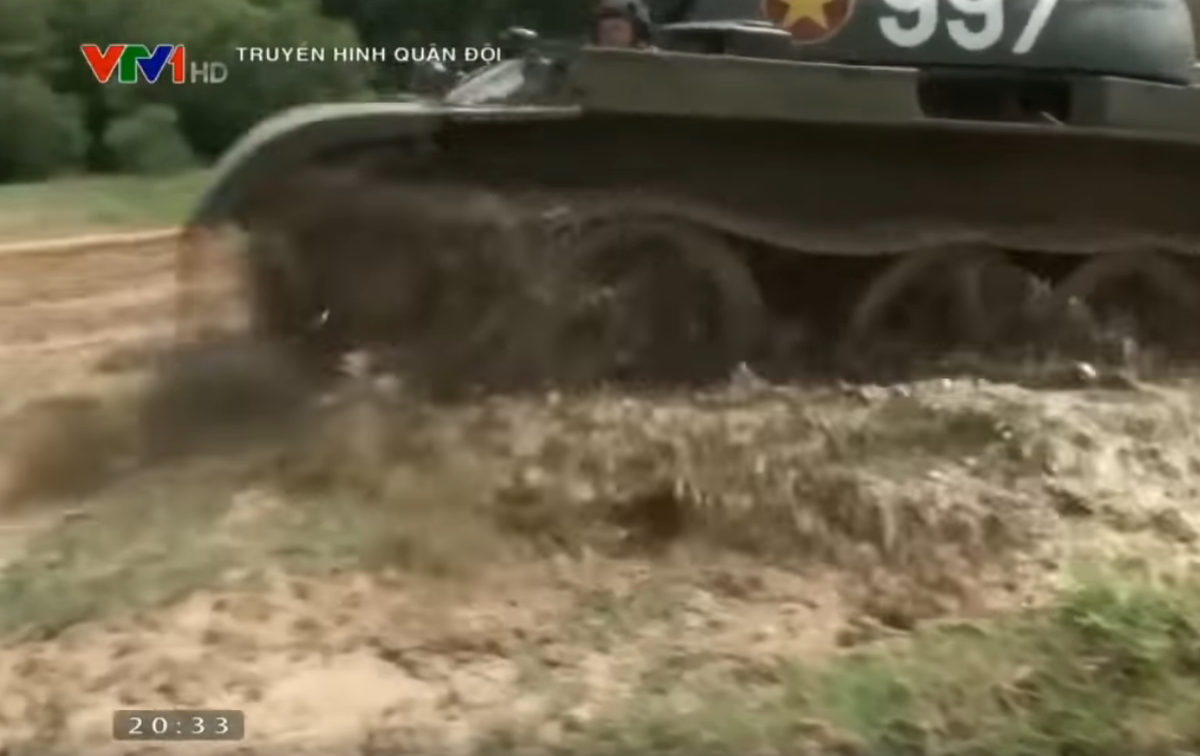 Mặc dù hiện tại T-54/55 hay Type 59 không còn đủ khả năng đối đầu với các loại xe tăng hiện đại ra đời sau này, tuy nhiên khi sử dụng khôn khéo với lực lượng bộ binh, các xe tăng hạng trung này hoàn toàn có thể đảm nhận tốt vị trí yểm trợ bộ binh với hoả lực đủ để "dập" những cụm phòng thủ của bộ binh đối phương. Nguồn ảnh: VTV1.