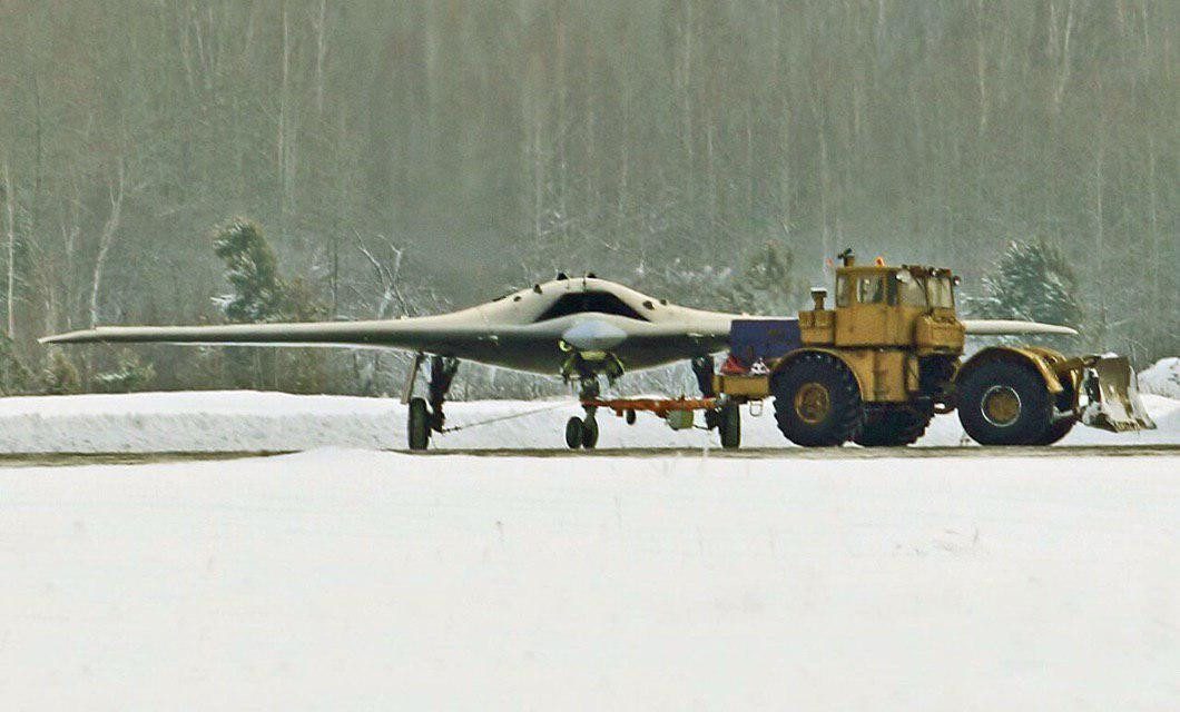 Trong những phiên bản nâng cấp của tương lai, nhiều khả năng S-70 Okhotnik sẽ được cải biên lại hệ thống bọc động cơ, đánh đổi khả năng cơ động của mình để đối lấy khả năng tàng hình vì thiết kế của nó rõ ràng đã hướng đến yếu tố tàng hình như một yếu tố quan trọng nhất. Nguồn ảnh: RT.