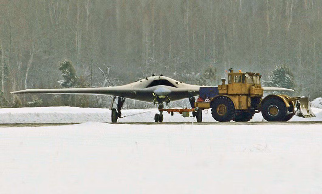 Trong những phiên bản nâng cấp của tương lai, nhiều khả năng S-70 Okhotnik sẽ được cải biên lại hệ thống bọc động cơ, đánh đổi khả năng cơ động của mình để đối lấy khả năng tàng hình vì thiết kế của nó rõ ràng đã hướng đến yếu tố tàng hình như một yếu tố quan trọng nhất. Nguồn ảnh: RT.