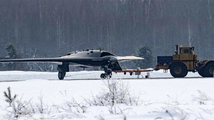 Có thể dễ dàng nhận thấy qua những bức ảnh được Nga công bố, động cơ đuôi của S-70 Okhotnik loại AL-41F hoàn toàn được đặt lộ thiên - nghĩa là dù toàn bộ chiếc máy bay này có thể tàng hình được thì động cơ của nó cũng không thể biến mất trên màn hình radar được. Nguồn ảnh: RT.