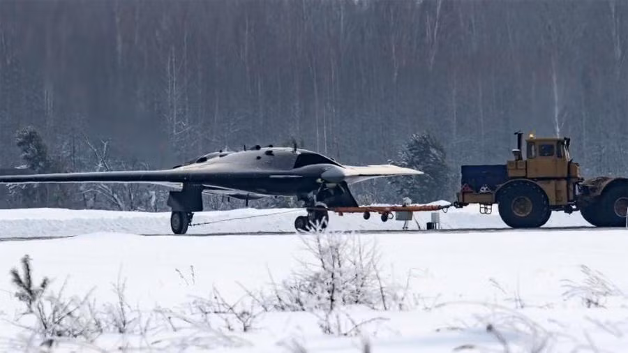 Có thể dễ dàng nhận thấy qua những bức ảnh được Nga công bố, động cơ đuôi của S-70 Okhotnik loại AL-41F hoàn toàn được đặt lộ thiên - nghĩa là dù toàn bộ chiếc máy bay này có thể tàng hình được thì động cơ của nó cũng không thể biến mất trên màn hình radar được. Nguồn ảnh: RT.