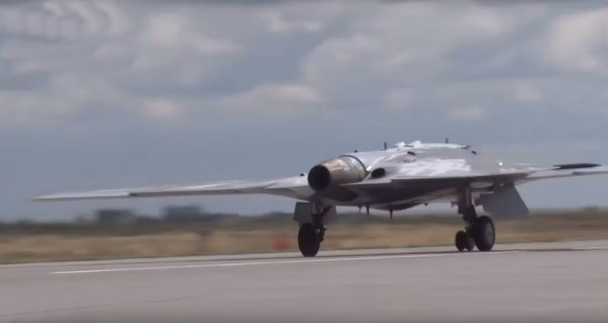 Tuy nhiên phần đuôi để lộ ra ngoài sẽ khiến cho S-70 Okhotnik không thể biến mất trên màn hình radar được vì nó đã phá vỡ cấu trúc phản xạ, hấp thụ radar trên toàn bộ phần thân máy bay. Nguồn ảnh: RT.