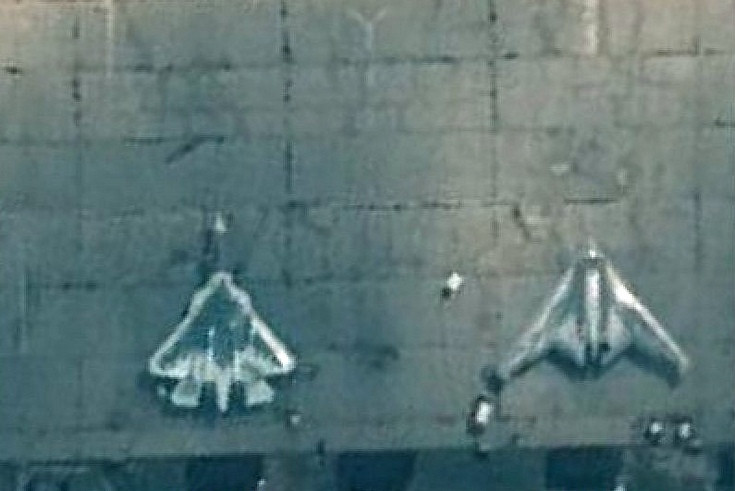 Đây cũng là vấn đề mà chiếc Su-57 của Nga đang gặp phải, việc đặt động cơ lộ liễu bên ngoài lớp vỏ tàng hình rõ ràng sẽ khiến những máy bay này của Nga "lồ lộ" trên màn hình radar của đối phương trừ khi bản thân động cơ AL-41F cũng được cấu thành từ... vật liệu tàng hình. Nguồn ảnh: RT.